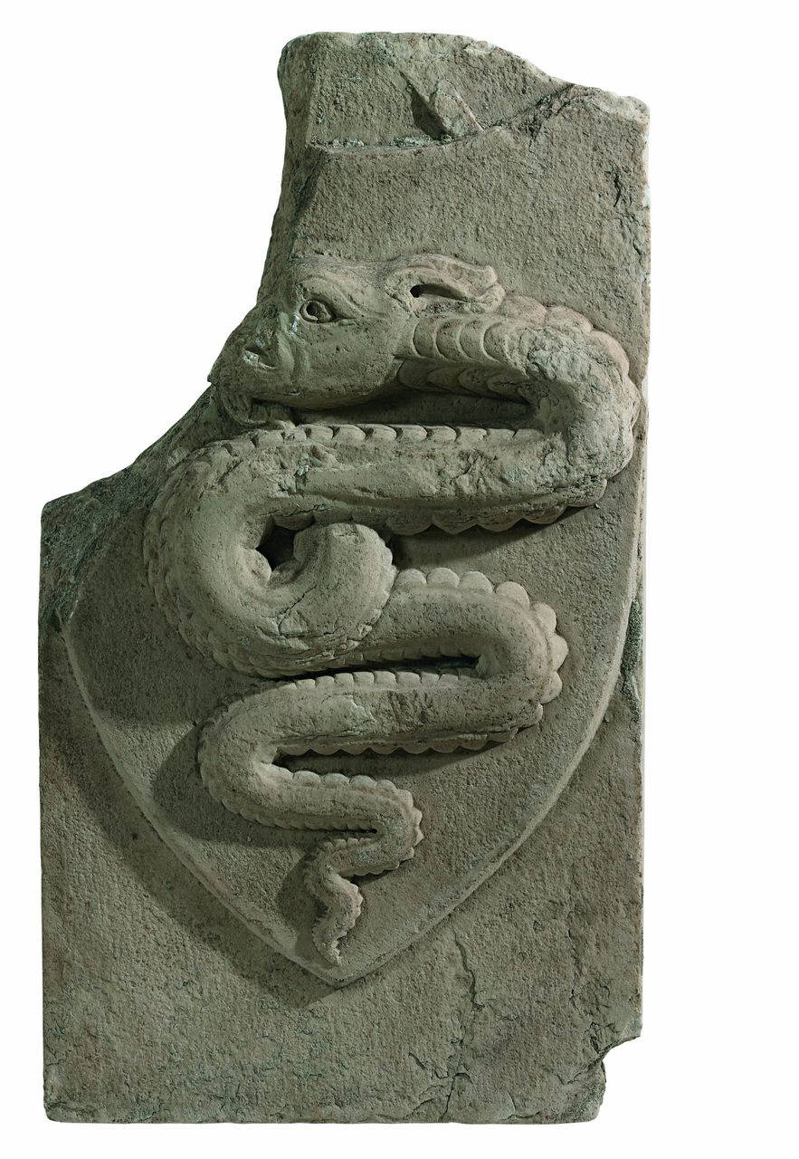 Lastra con scudo gotico a punta appeso a balteo: arma Visconti (lastra, reimpiegata, rilievo) di Scultore - ambito lombardo (fine/ inizio sec. XIV)