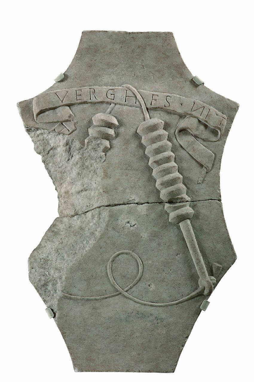 Scudo a testa di cavallo: impresa del morso di cavallo o "moraglia" e motto VERGHES NIT (lastra mistilinea, rilievo) di Briosco, Benedetto (bottega) (ultimo quarto sec. XV)