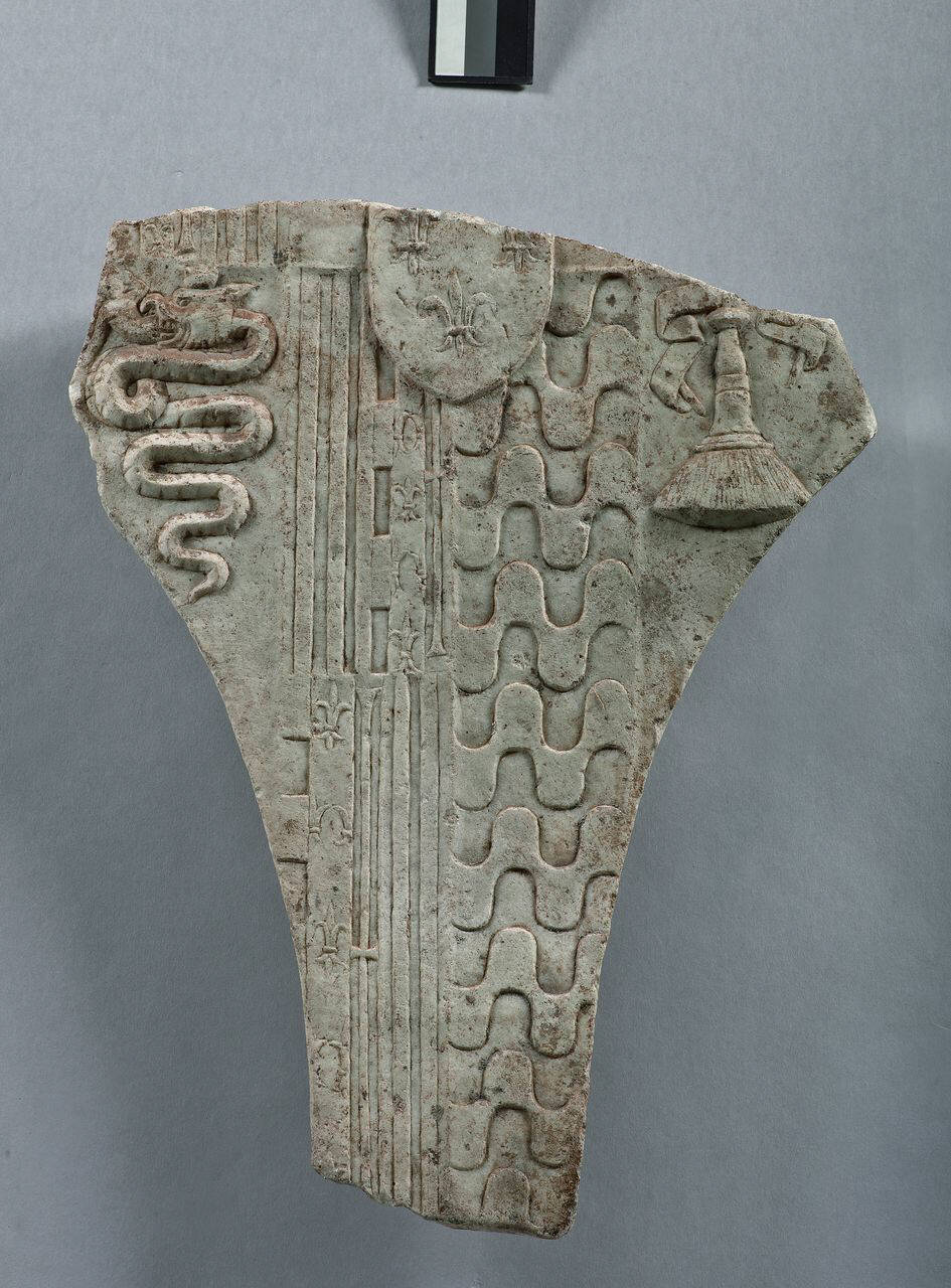 Grande scudo reimpiegato: arma Visconti, Aragona e impresa della scopetta di Lodovico il Moro (lastra, parte di ducale?, rilievo) di Scultore - ambito lombardo (ultimo quarto sec. XV)