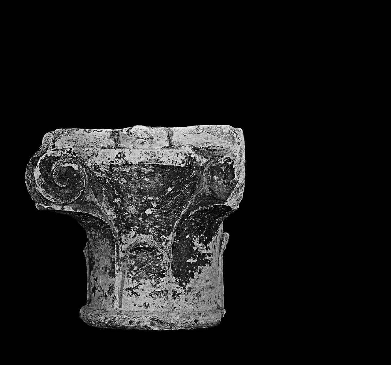 Capitello a foglie d'acqua su due ordini, incompleto, in pendant (capitello) di Scultore - ambito lombardo (ultimo quarto sec. XV)