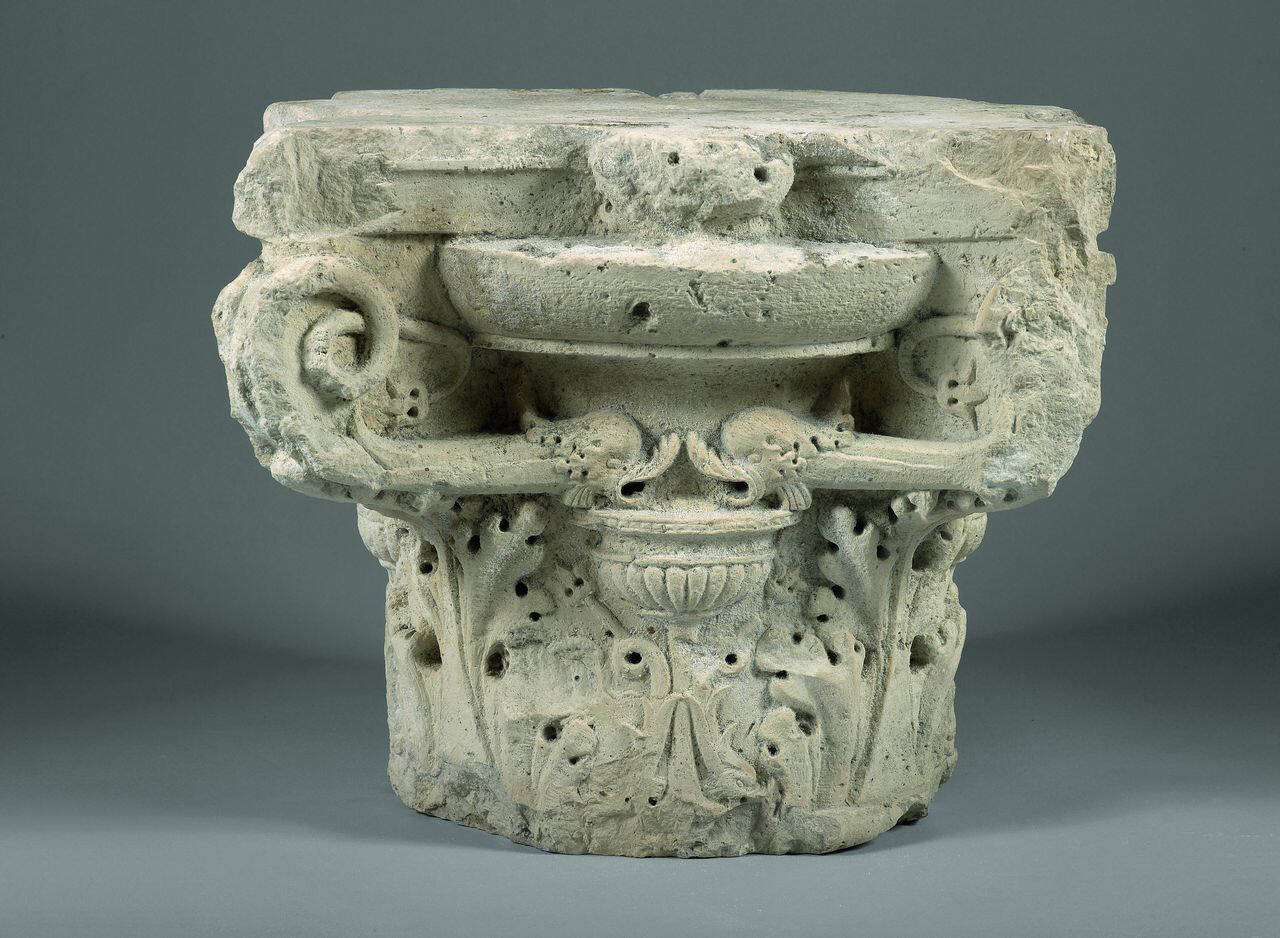 Capitello a un ordine di foglie d'acanto alternate a cantari a cui si abbevera coppia di delfini sorgenti dai caulicoli (capitello) di Scultore - ambito lombardo (fine sec. XV)