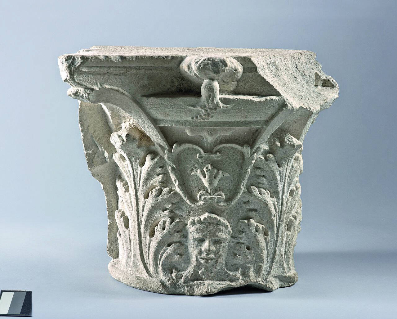 Capitello a un ordine di foglie d'acanto alternate a mascheroni e con scudo, aniconico, in pendant (capitello) di Scultore - ambito lombardo (primo quarto sec. XVI)