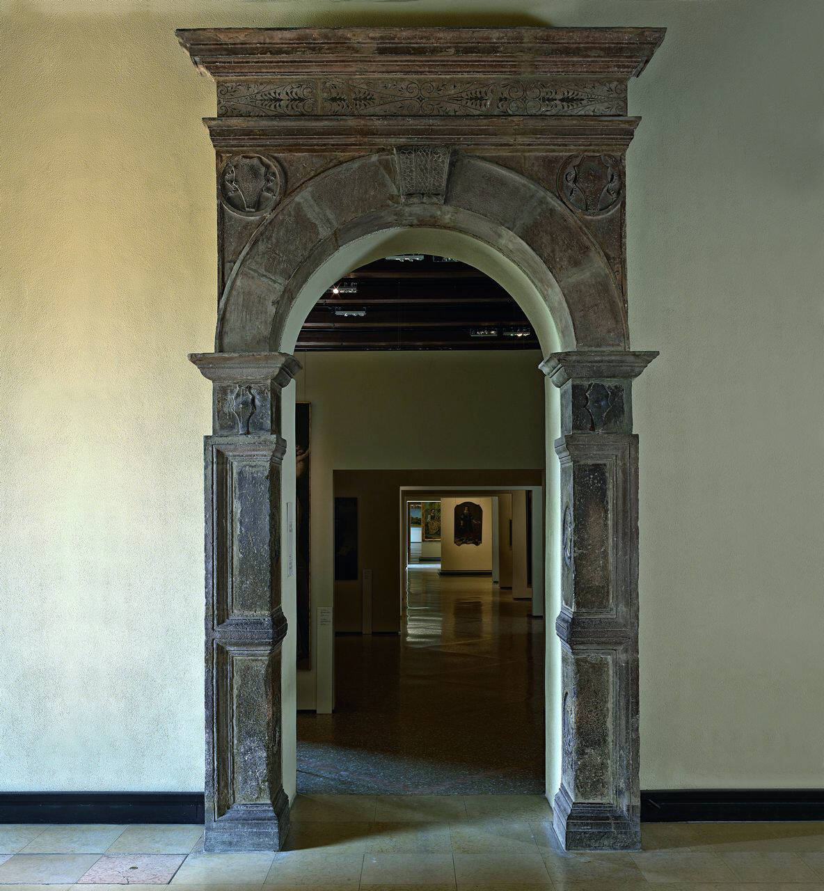 Portale della casa di via San Giovanni sul Muro (portale) di Scultore - ambito lombardo (fine/inizio sec. XV)