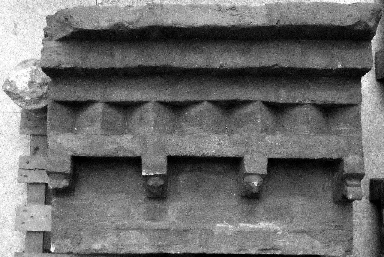 Cornicione con testine umane e animali, parte di (cornicione, parte di) di Scultore - ambito lombardo (seconda metà sec. XII)