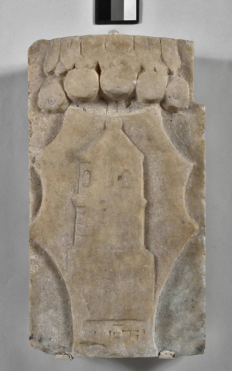 Scudo a testa di cavallo con stemma non attribuito e iscrizione non decifrata (lastra) di Scultore - ambito lombardo (ultimo quarto sec. XV)