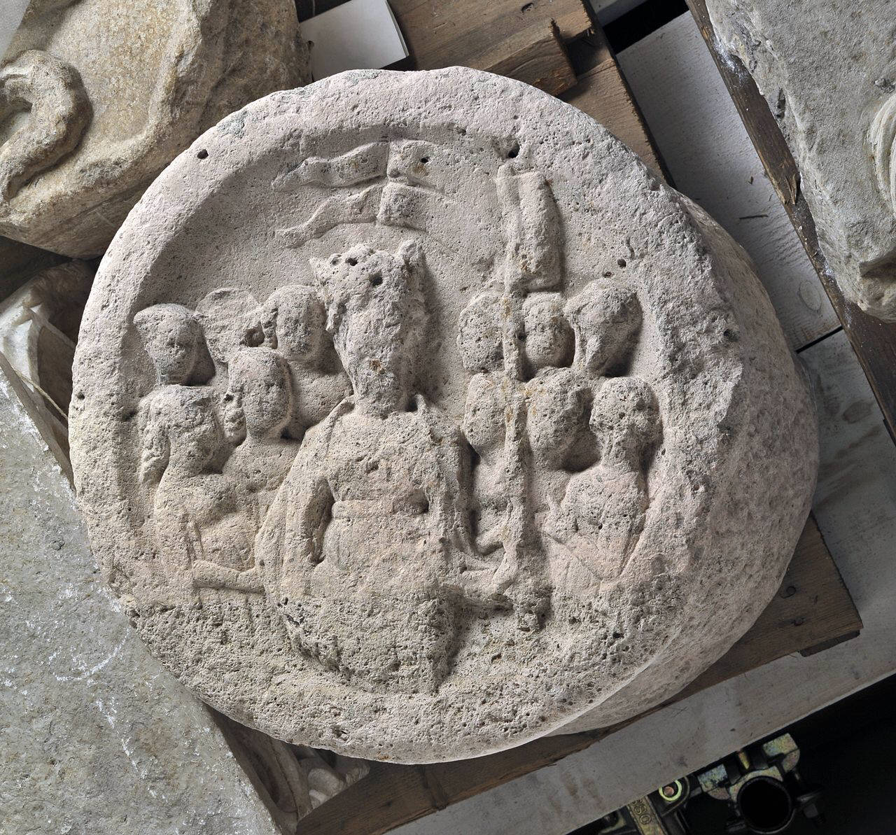 Sant'Orsola e le undici vergini (chiave di volta) di Scultore - ambito lombardo (sec. XV)