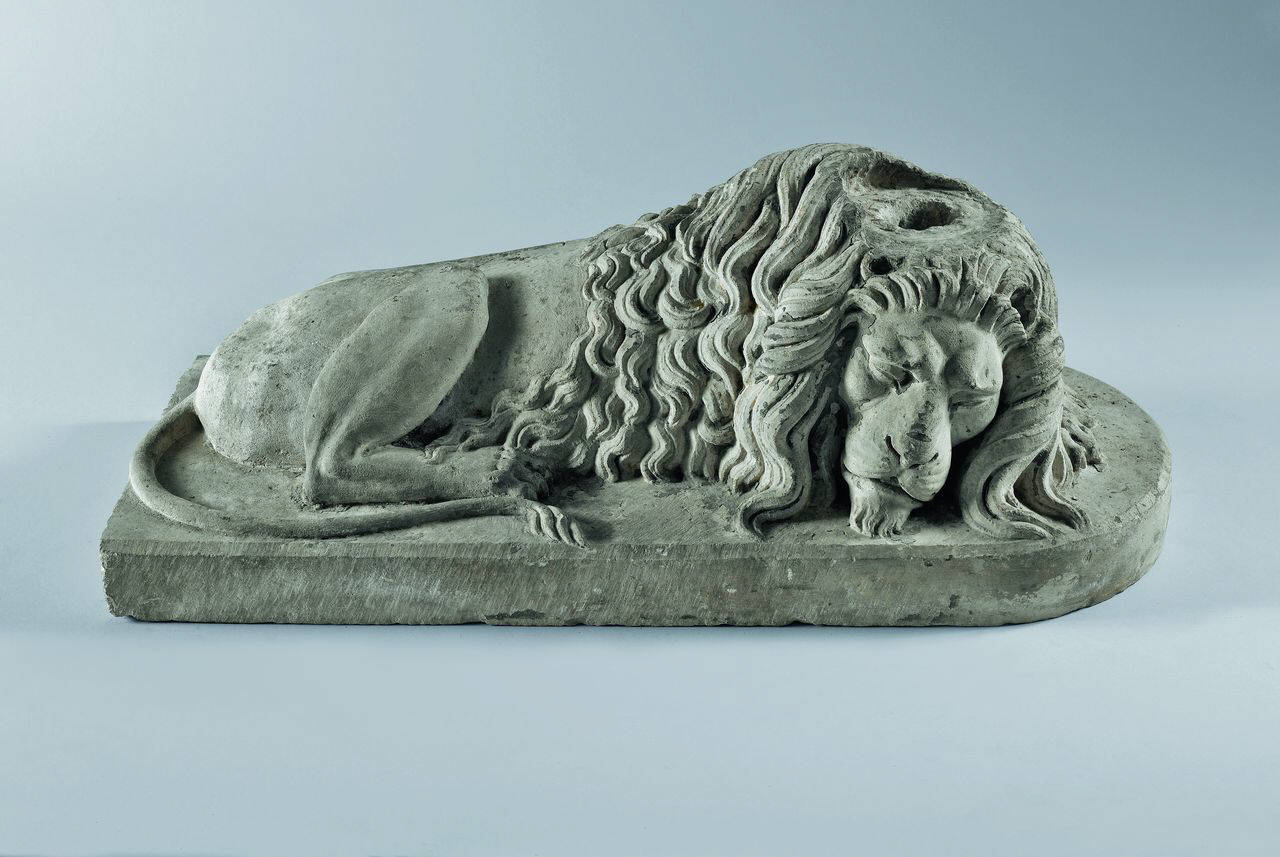 Leone accosciato su base mistilinea, in pendant (statua) di Scultore - ambito lombardo (sec. XIX)