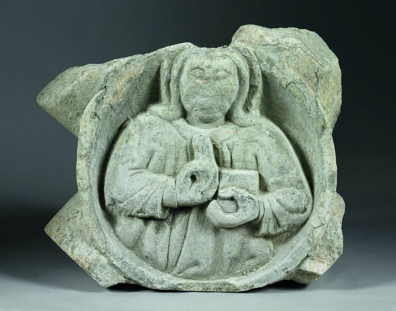 Figura (santa?) benedicente (chiave di volta) di Scultore - ambito lombardo (sec. XIV)