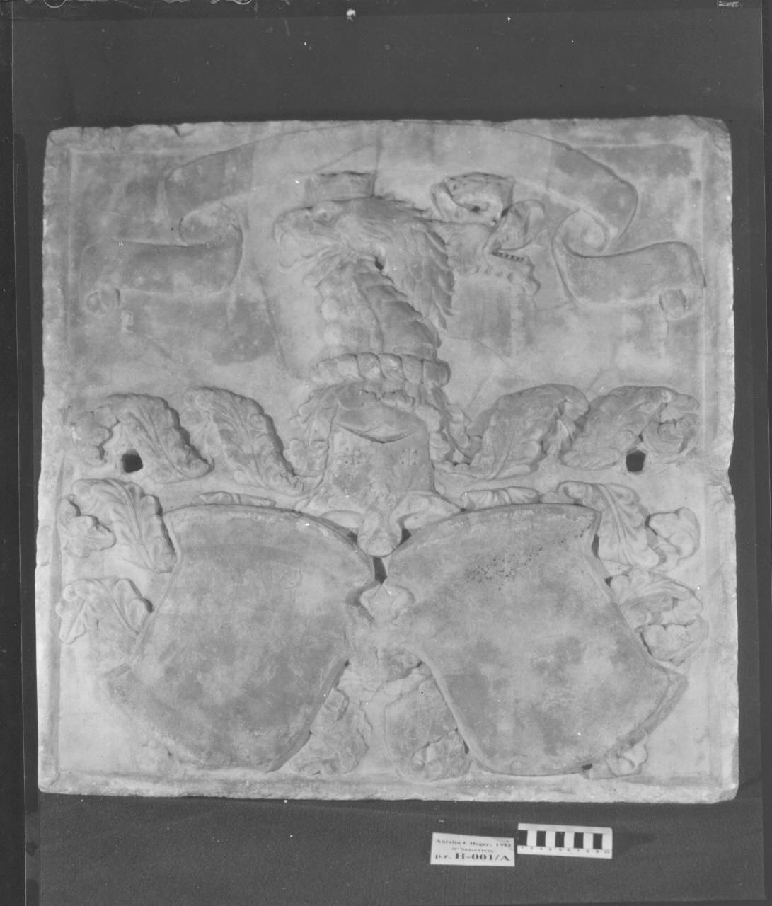 Lastra con stemmi, aniconici, di alleanza (lastra, rilievo) di Scultore - ambito lombardo (fine/inizio sec. XV)