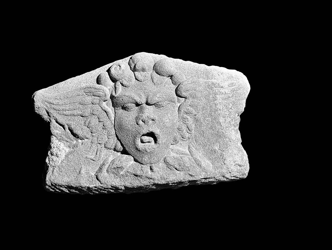 Mascherone alato (lastra, parte di) di Scultore - ambito lombardo (sec. XVII)