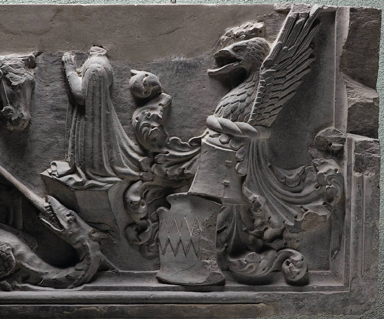 San Giorgio e il drago tra due stemmi della famiglia Promontorio (lastra, rilievo) di Gaggini, Giovanni (bottega) (sec. XV)