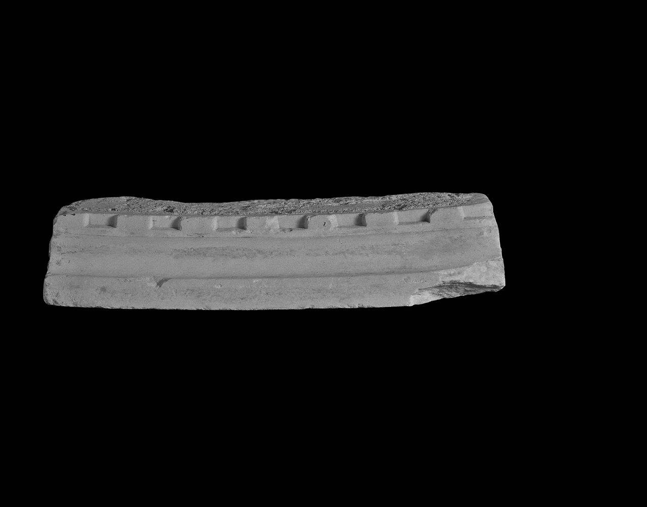 Parte di archivolto con modanatura a dentelli da Santa Tecla (archivolto, parte di) di Scultore - ambito lombardo (fine/ inizio sec. XIII)