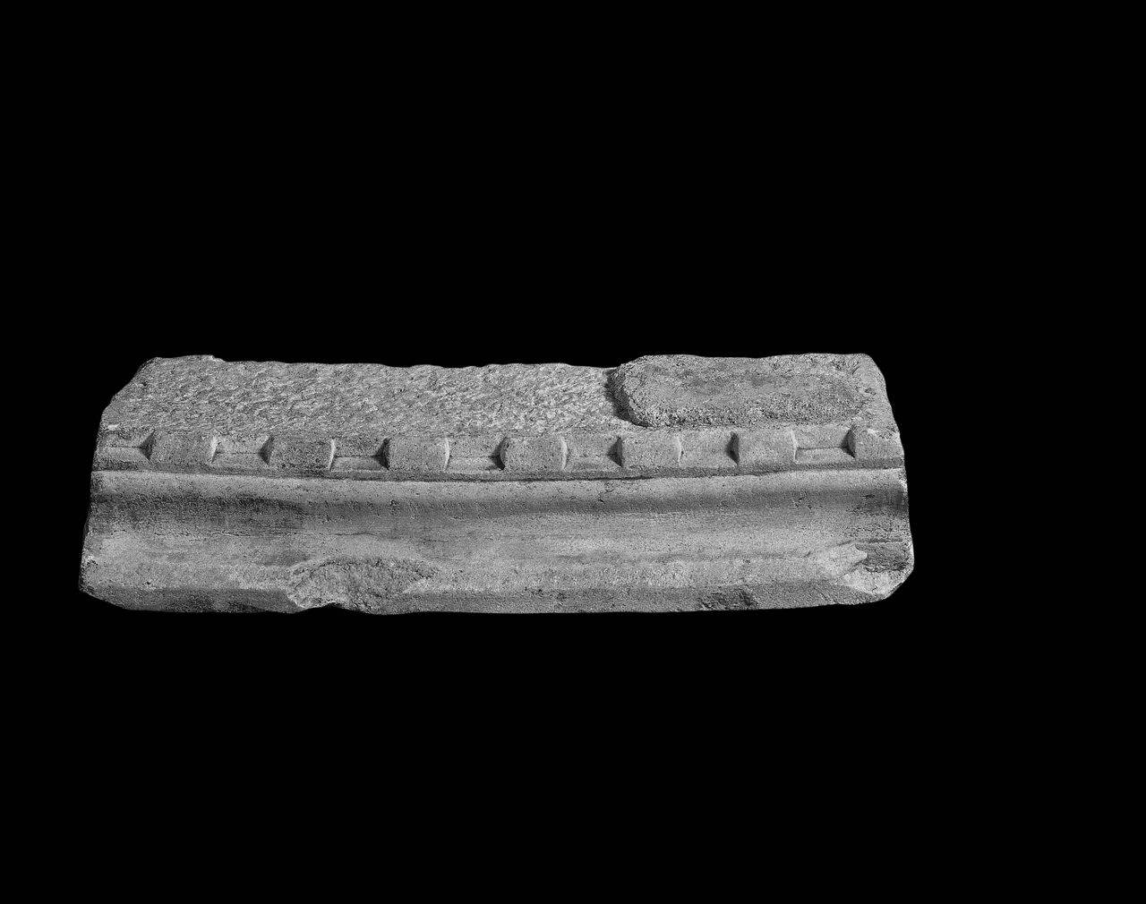Parte di archivolto con modanatura a dentelli da Santa Tecla (archivolto, parte di) di Scultore - ambito lombardo (fine/ inizio sec. XIII)