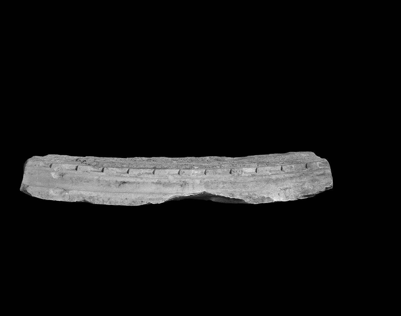 Parte di archivolto con modanatura a dentelli da Santa Tecla (archivolto, parte di) di Scultore - ambito lombardo (fine/ inizio sec. XIII)