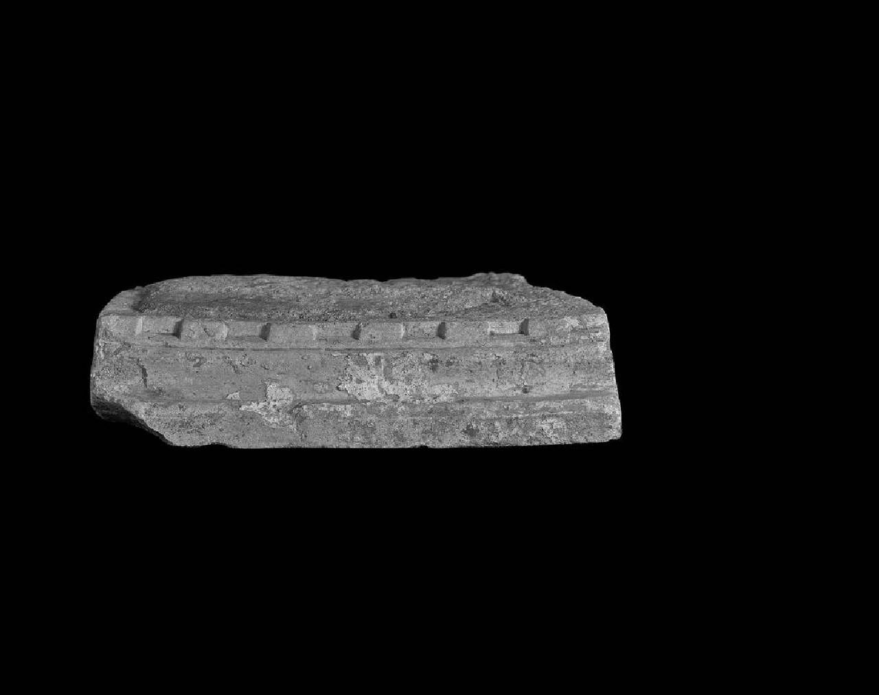 Parte di archivolto con modanatura a dentelli da Santa Tecla (archivolto, parte di) di Scultore - ambito lombardo (fine/ inizio sec. XIII)