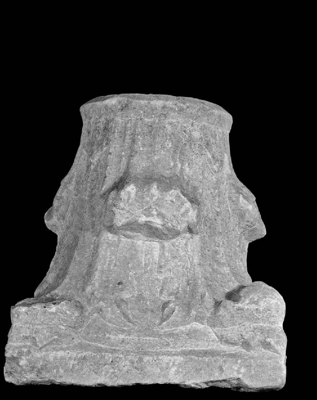 Capitello a due ordini con foglie a crochet (capitello) di Scultore - ambito lombardo (seconda metà sec. XIV)