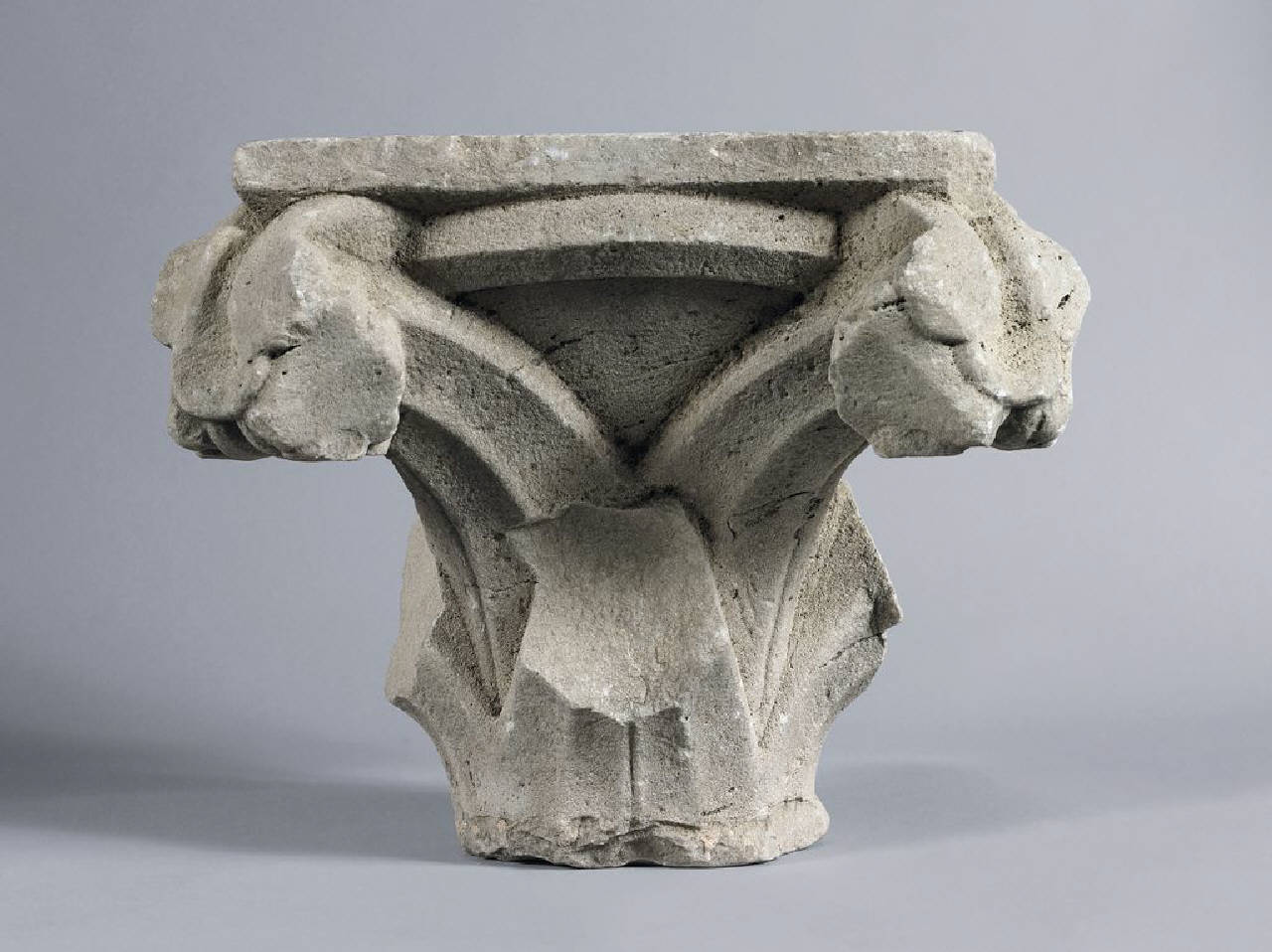 Capitello di semi colonna a due ordini di foglie, in pendant (capitello di semi colonna) di Scultore - ambito lombardo (fine/ inizio sec. XIII)
