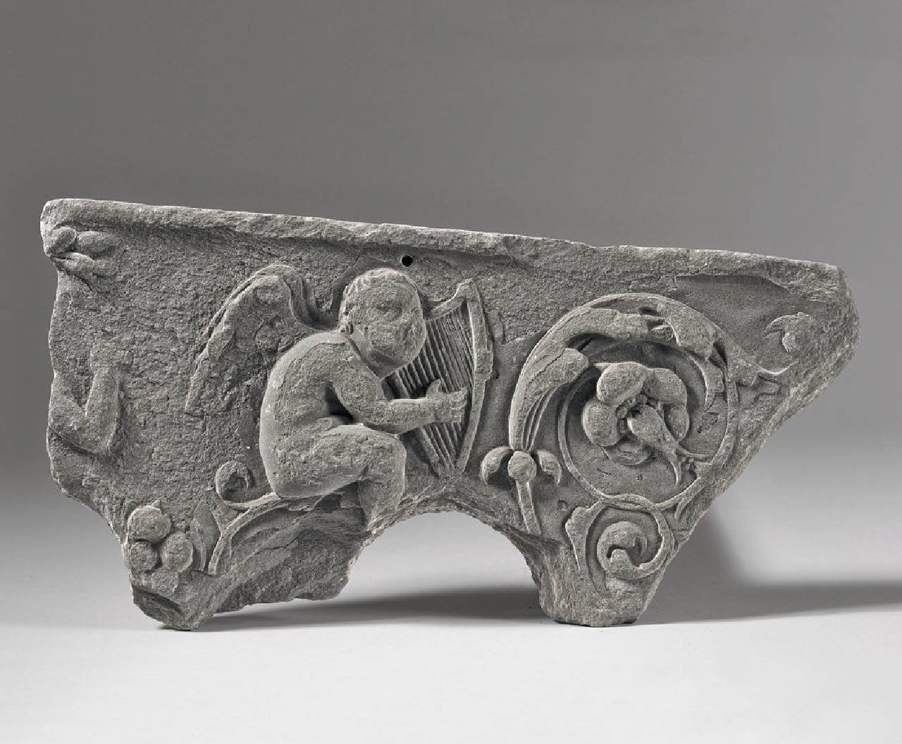 Putto con lira e girali vegetali (lastra, frammento di) di Scultore - ambito lombardo (seconda metà sec. XV)