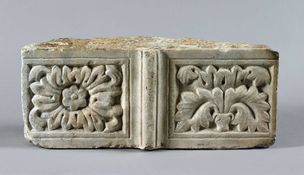 Formelle binate con motivi vegetali di cui uno nascente da protome animale (portale, parte di?) di Scultore - ambito lombardo (fine/inizio sec. XIII)