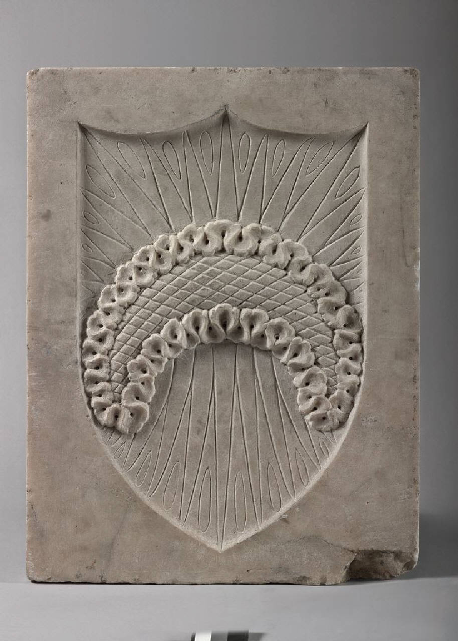 Scudo svizzero con emblema del capitergium episcopale, di Ascanio Sforza? (lastra) di Scultore - ambito lombardo (fine sec. XV)