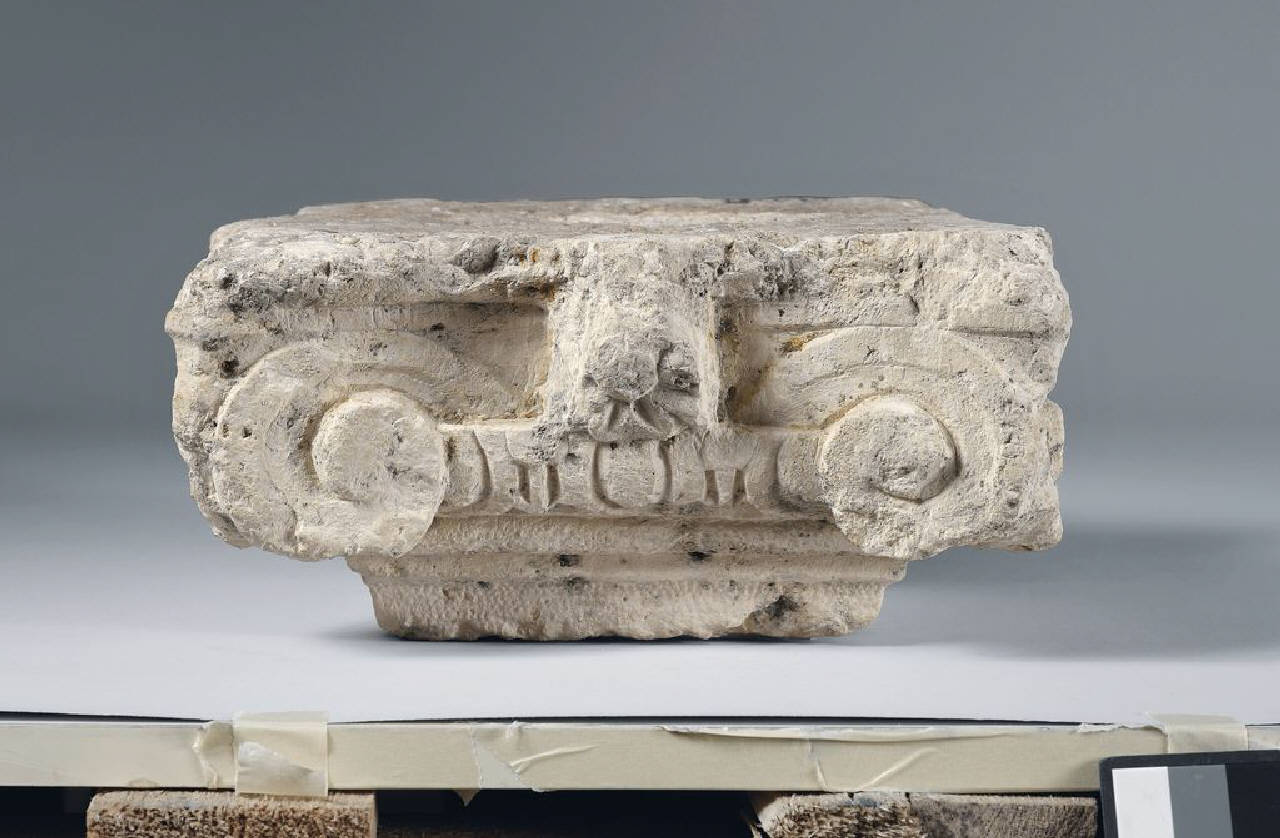 Capitello ionico in calcare d'Angera (capitello) di Scultore - ambito lombardo (sec. XVII)