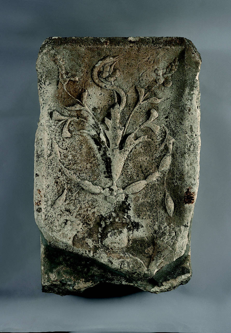 Pilastrino scolpito su una sola faccia, in due parti (pilastrino?, due parti di) di Scultore - ambito lombardo (seconda metà sec. XV)