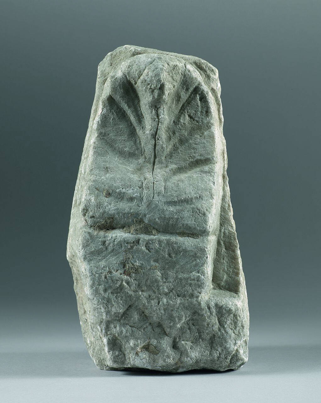 Mensola con foglia a solchi, estroflessa (mensola) di Scultore - ambito lombardo (fine/inizio sec. IX)