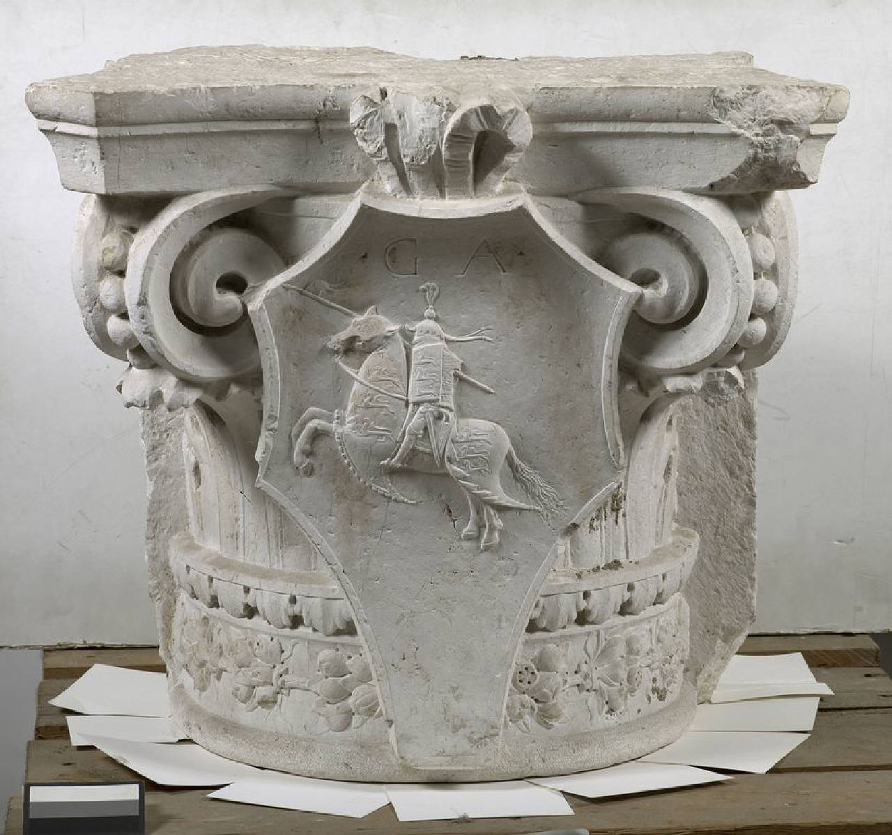 Semicapitello con stemmi e imprese di Gaspare Del Conte; fascia inferiore con serto di fiori e frutta (capitello di semicolonna) di Scultore - ambito lombardo (fine/ inizio sec. XV)
