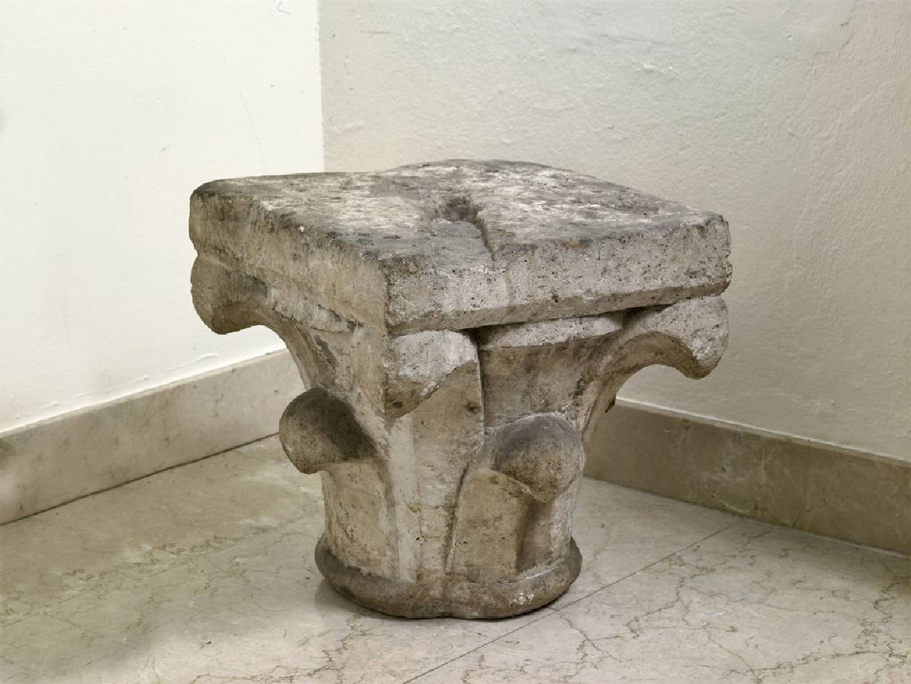 Capitello a due ordini di foglie d'acqua (capitello) di Scultore - ambito lombardo (prima metà sec. XV)