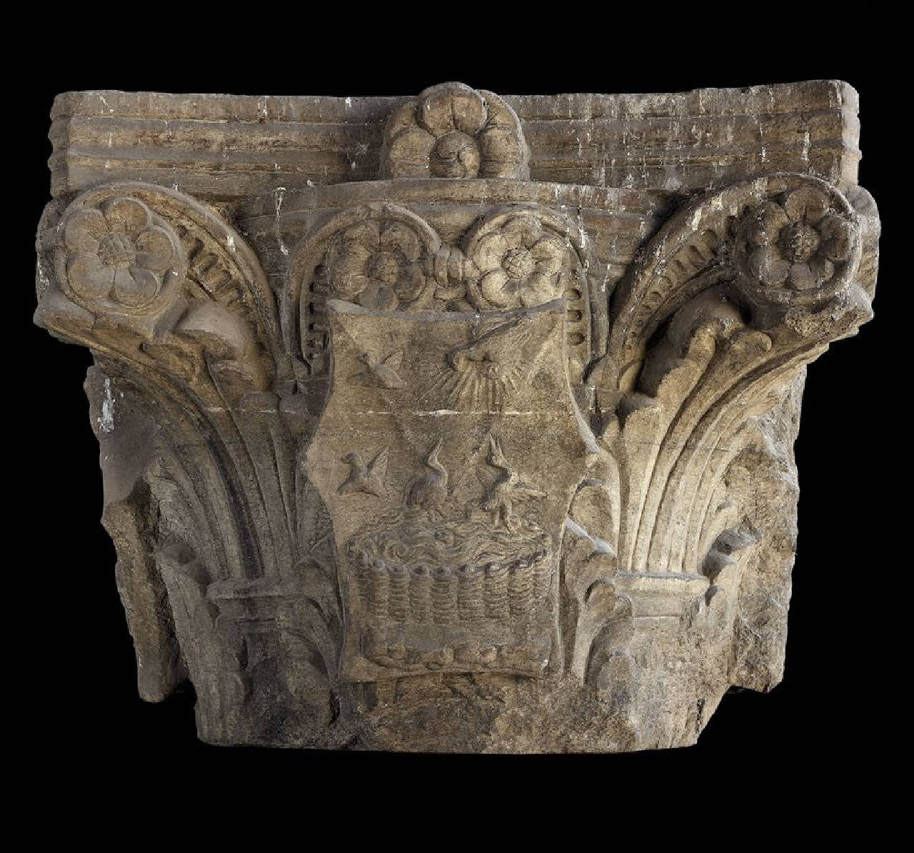 Capitello con stemma Visconti e imprese visconteo sforzesche (capitello) di Scultore - ambito lombardo (seconda metà sec. XV)