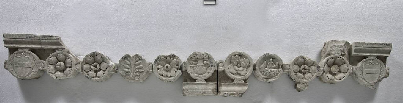 Balaustra a traforo: elemento con stemma non identificato (balaustra, frammento di) di Scultore - ambito veneto (fine sec. XV)