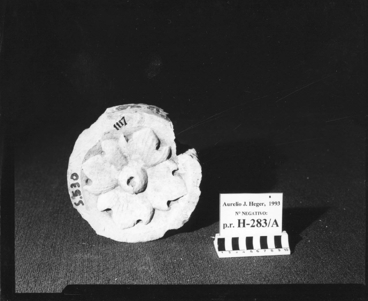Balaustra a traforo: elemento con fiore a petali frastagliati (balaustra, frammento di) di Scultore - ambito veneto (fine sec. XV)
