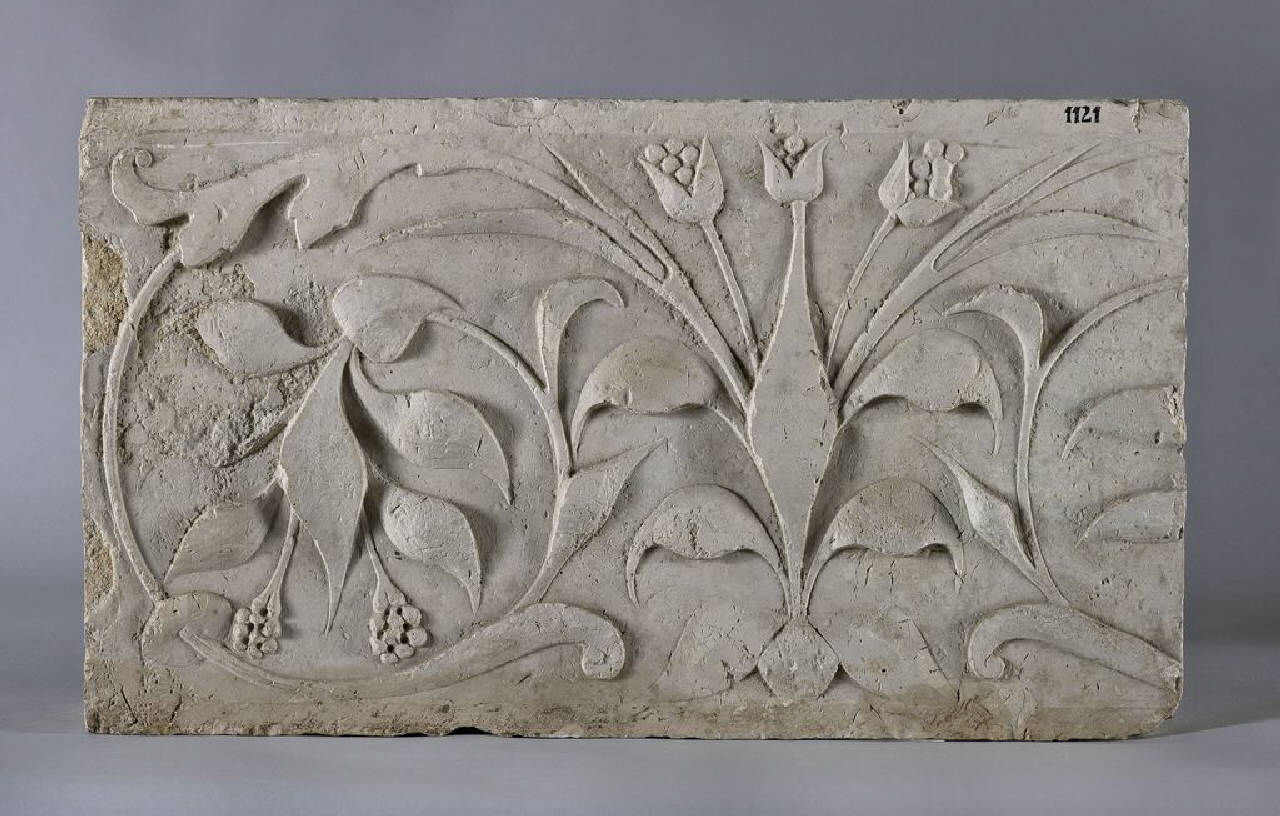 Cornice con girale e cespo recante tre fiori (cornice, frammento di) di Scultore - ambito lombardo (fine/ inizio sec. XI)