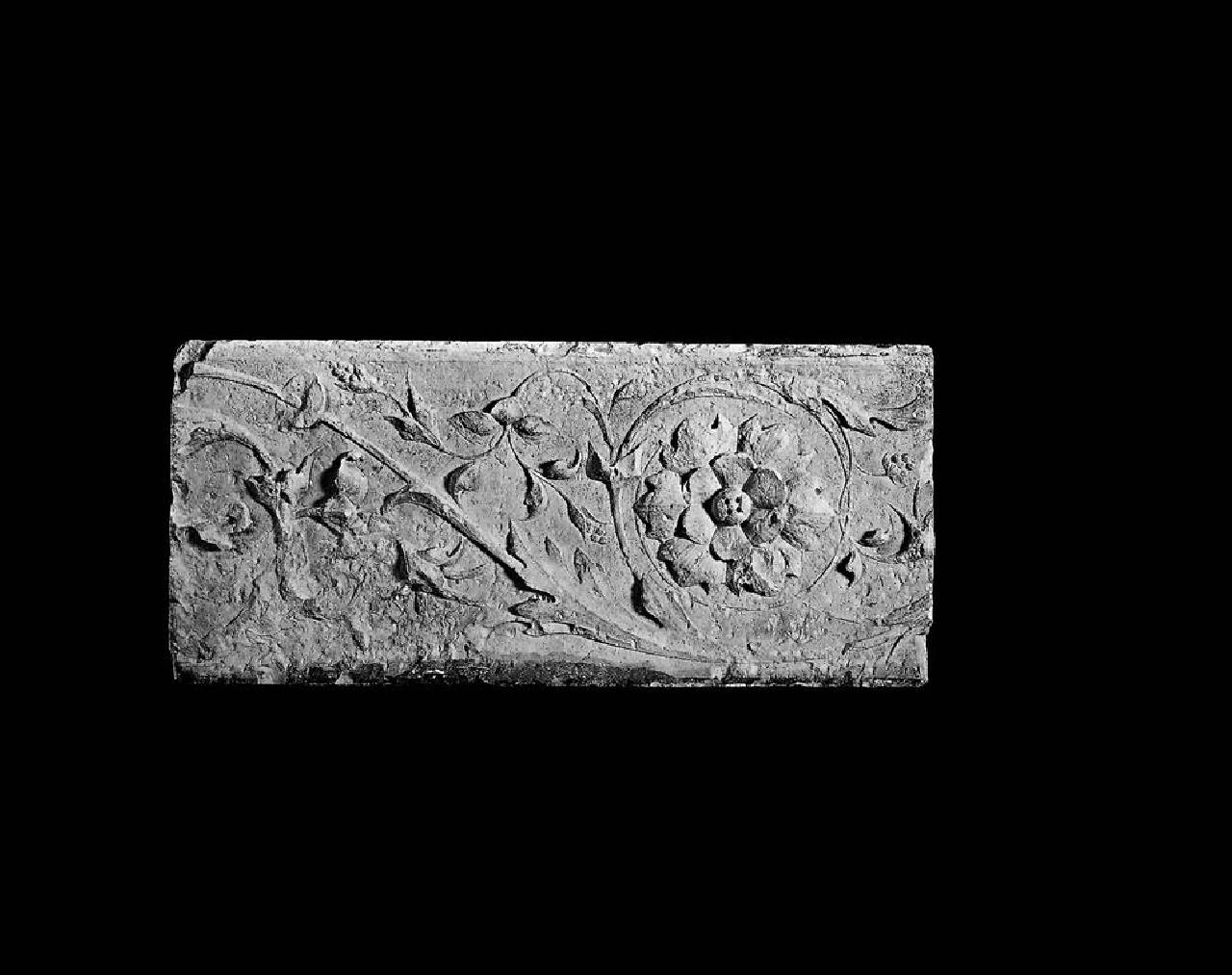Cornice con girale e fiore con corolla multipla (cornice, frammento di) di Scultore - ambito lombardo (fine/ inizio sec. XV)