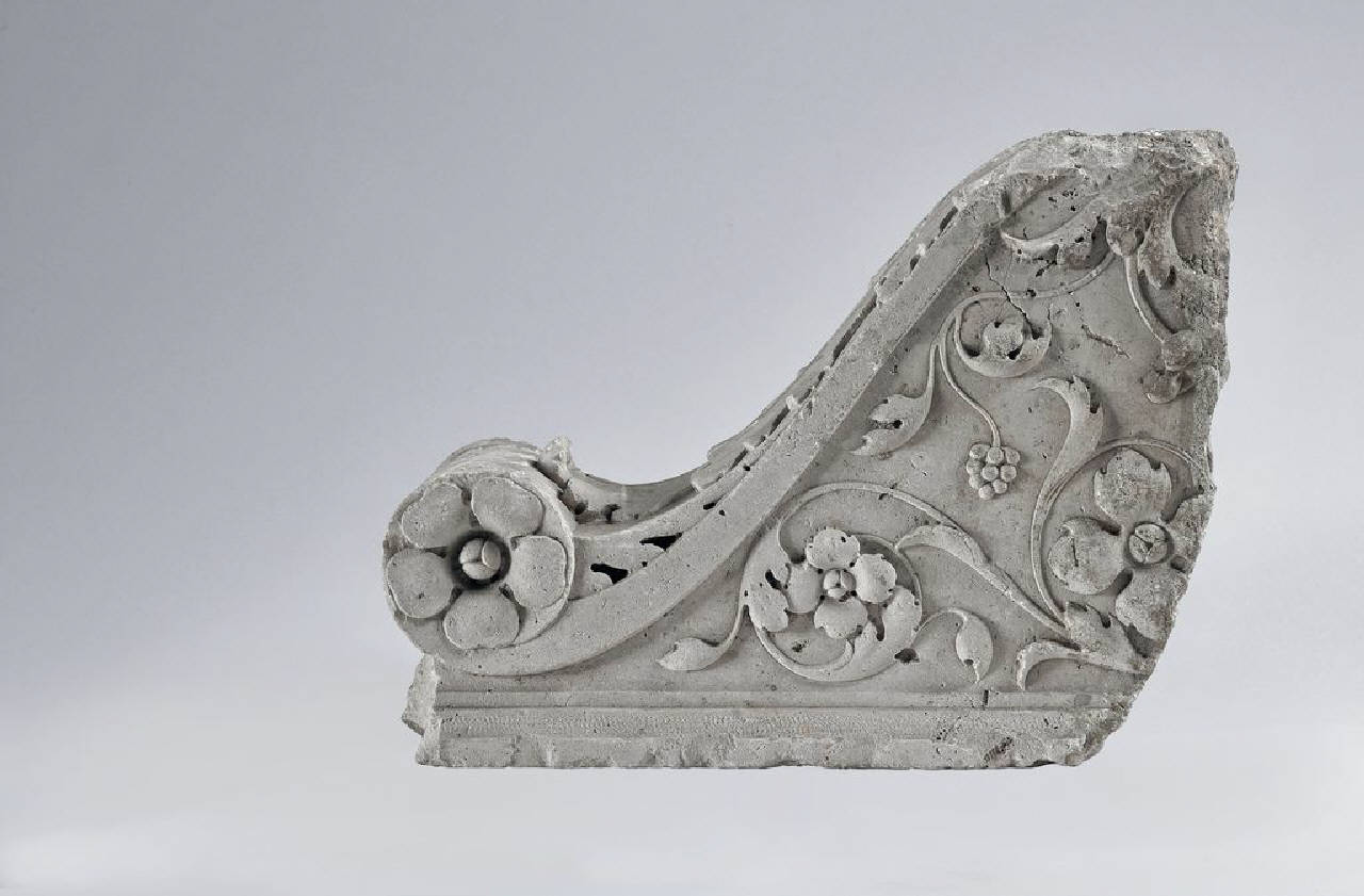 Mensola ad S con embrici e girali multipli sui fianchi (mensola, parte di) di Scultore - ambito lombardo (fine/ inizio sec. XV)