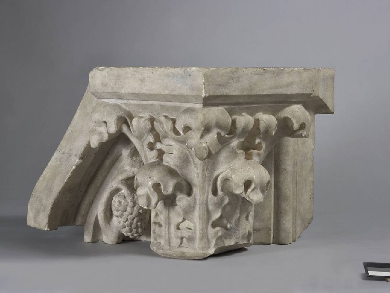 Elemento terminale con riquadri decorati a "compasso" e capitello con foglie e grappolo d'uva (capitello) di Scultore - ambito lombardo (fine/ inizio sec. XIV)