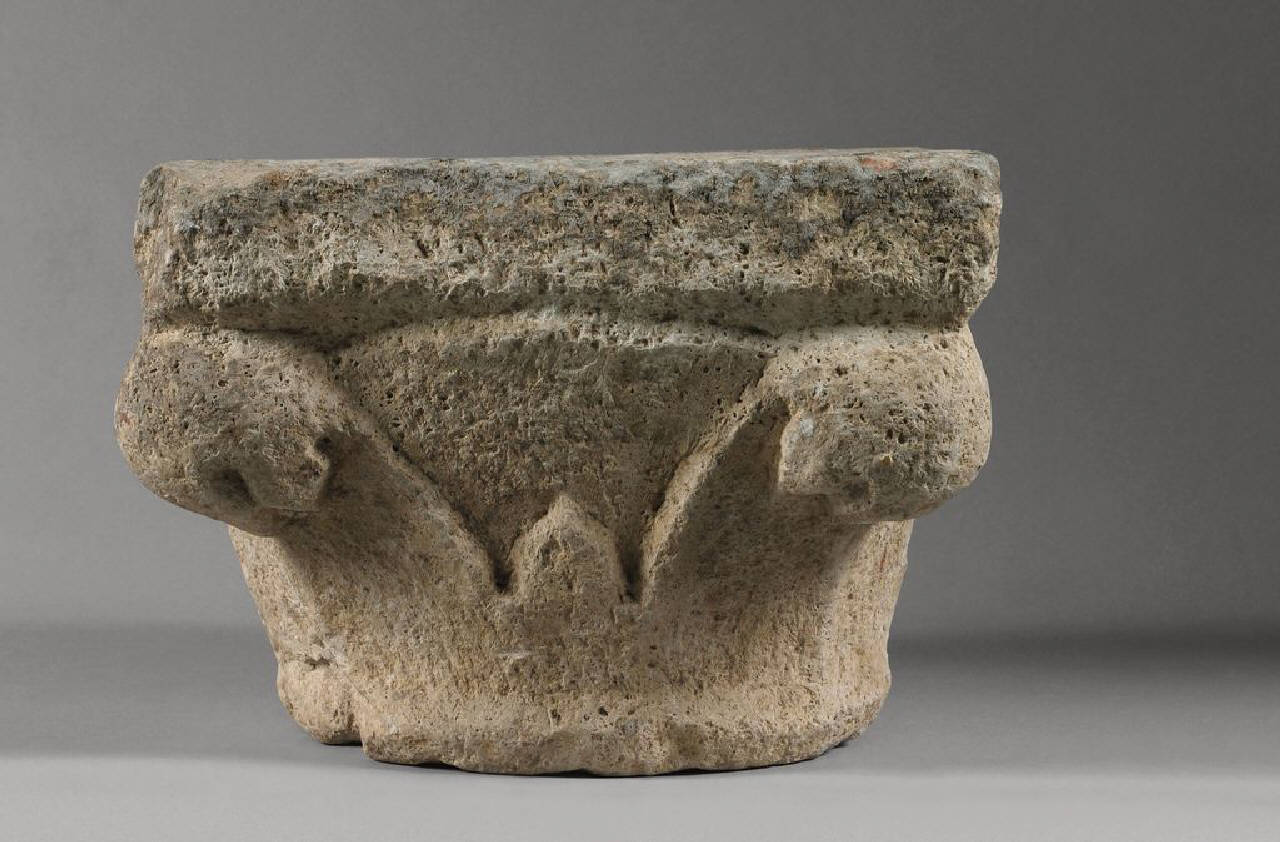 Capitello a un ordine con foglie d'acqua (capitello) di Scultore - ambito lombardo (fine/ inizio sec. XIV)