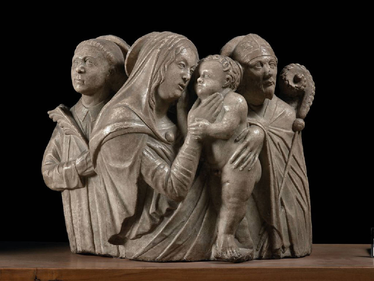 Madonna con Bambino tra un santo martire e un santo vescovo, a mezze figure (statue (monoblocco)) di Scultore - ambito lombardo (fine/inizio sec. XV)
