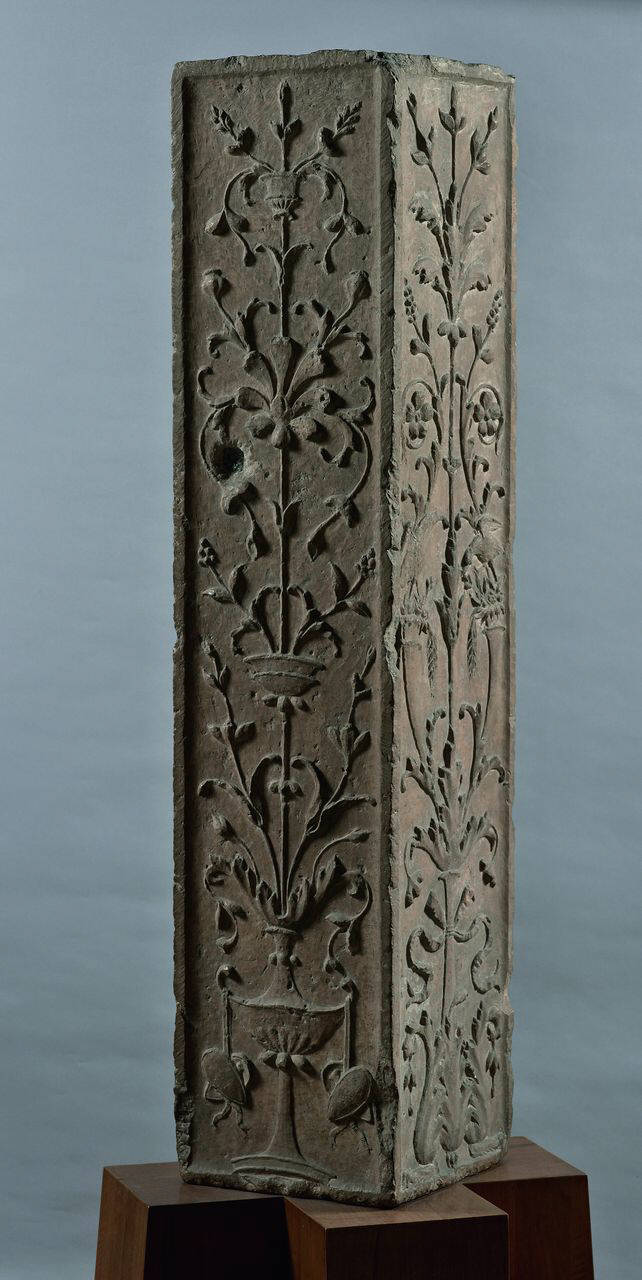 Pilastrino recante su una faccia menade poggiante su tripode (pilastro) di Cazzaniga, Tommaso (fine/inizio sec. XV)