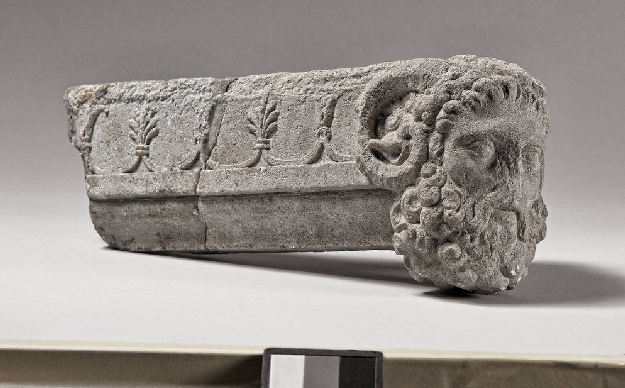 Ccornice con testa di fauno frammentaria (cornice d'angolo?, parte di) di Scultore - ambito italiano (prima metà sec. XVI)