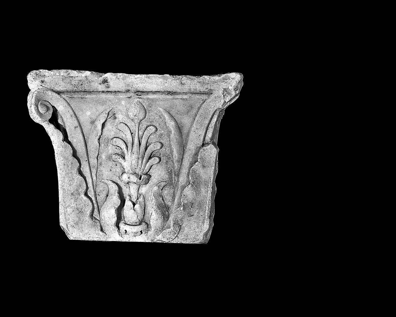 Semicapitello con palmetta e pigna sorgenti da cespo tra foglie (capitello di lesenetta) di Scultore - ambito lombardo (fine/inizio sec. XV)