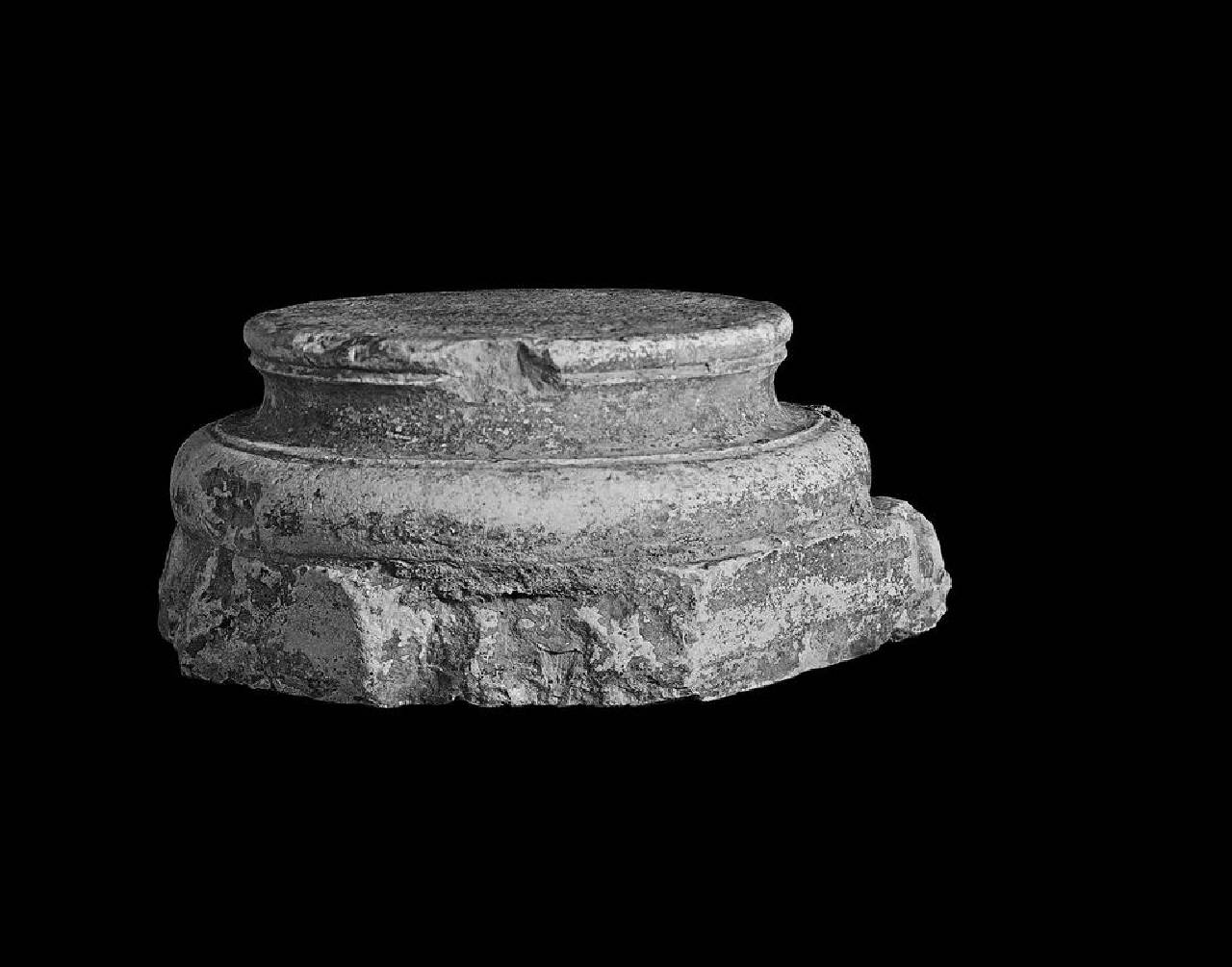 Base di colonna (base di colonna) di Scultore - ambito lombardo (seconda metà sec. XV)