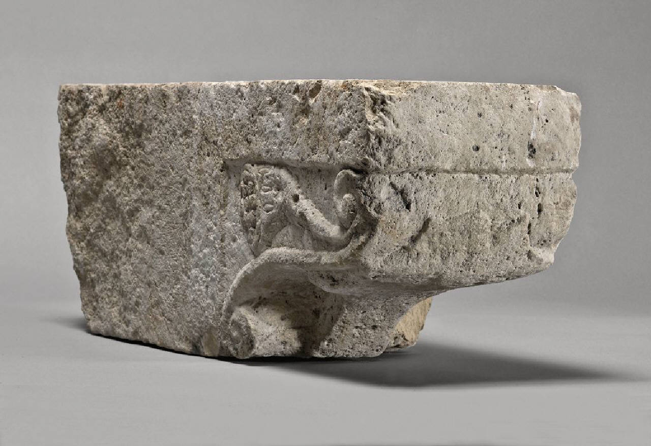 Mensola con scudo a testa di cavallo, aniconico, in pendant (mensola) di Scultore - ambito lombardo (seconda metà sec. XV)