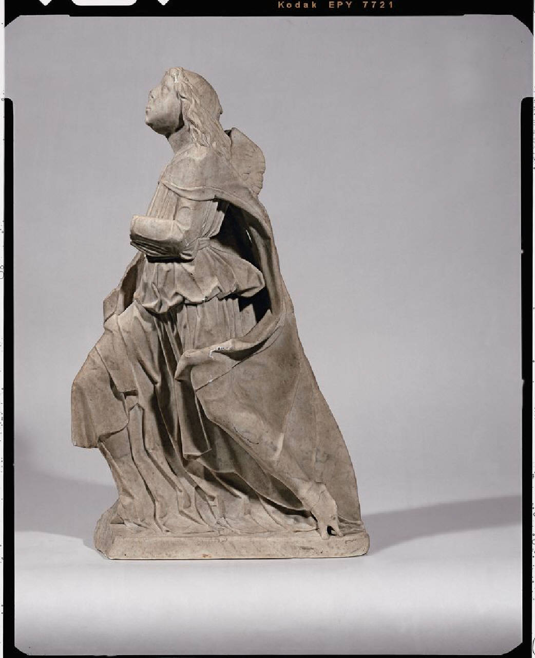Angelo inginocchiato volto a sinistra (statua, altorilievo) di Scultore - ambito lombardo (ultimo quarto sec. XV)