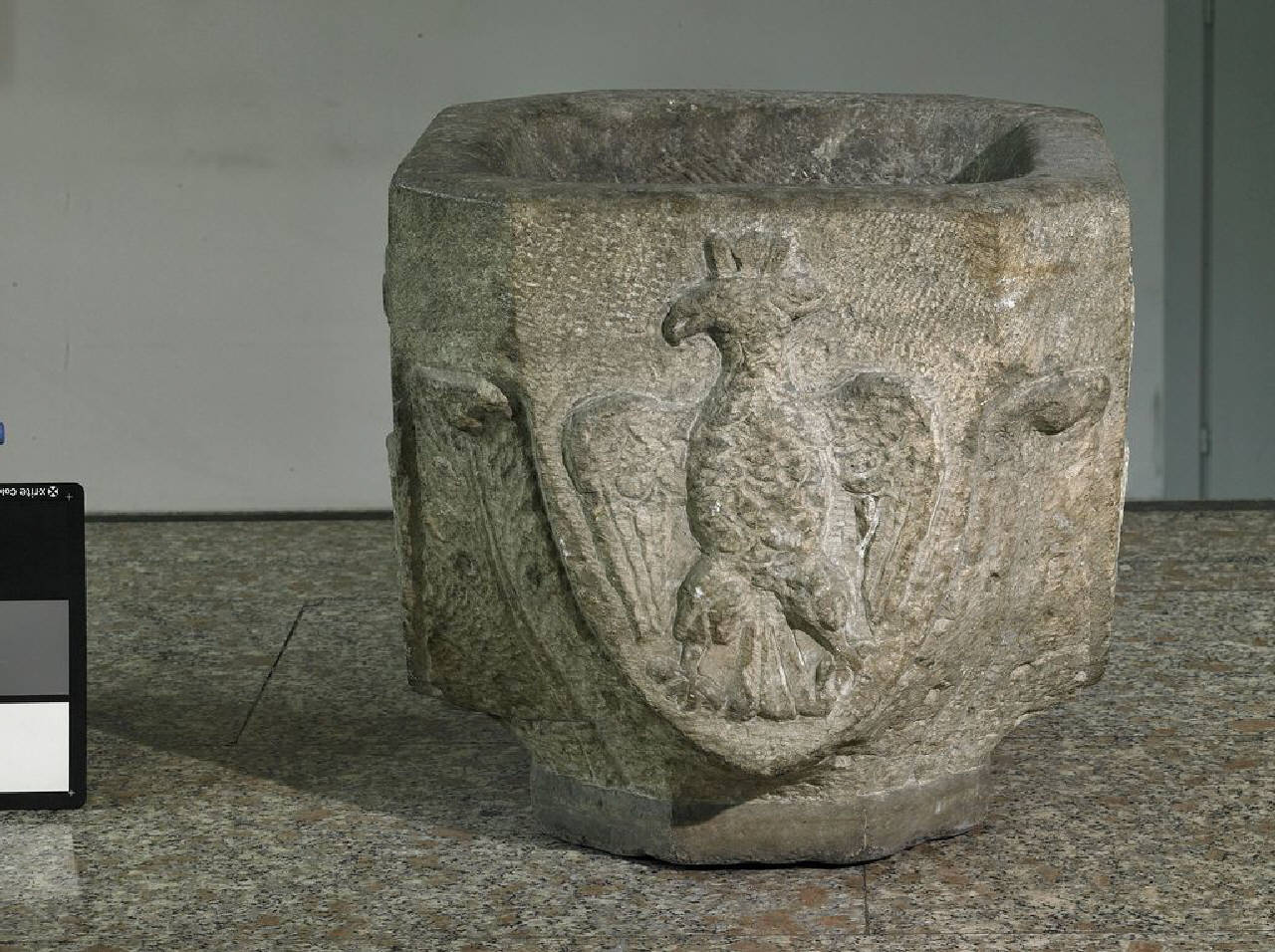 Capitello con scudi a punta uno con stemma Settala l'altro non attribuito (capitello, reimpiegato come acquasantiera) di Scultore - ambito lombardo (prima metà sec. XV)