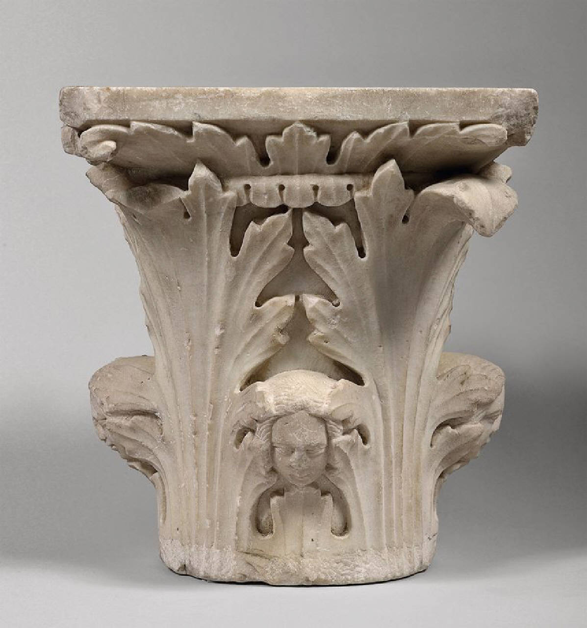 Capitello a un ordine di foglie d'acanto e quattro testine nel mediano (capitello) di Scultore - ambito lombardo||ambito toscano (seconda metà sec. XIV)