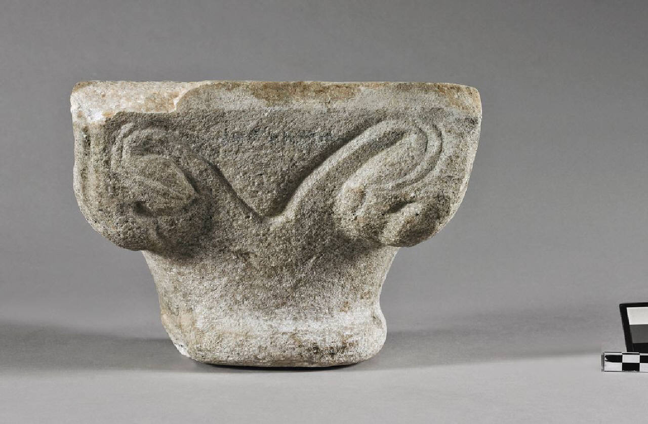 Capitello con bulbi vegetali agli spigoli (capitello) di Scultore - ambito lombardo (fine sec. XIII)