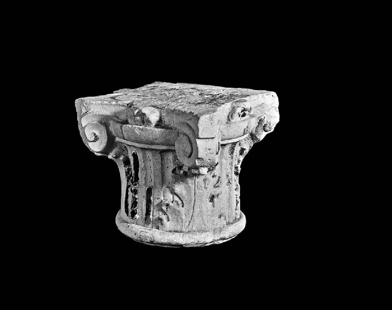 Capitello a foglie d'acanto e bacellatura (capitello) di Scultore - ambito lombardo (fine/inizio sec. XV)