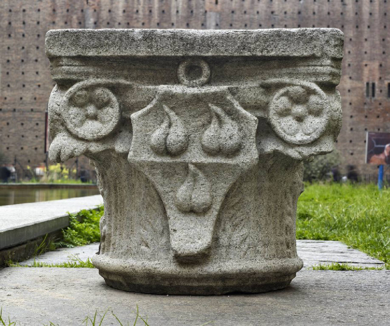 Capitello composito con scudo a testa di cavallo e stemma Colleoni (capitello) di Scultore - ambito lombardo (ultimo quarto sec. XV)