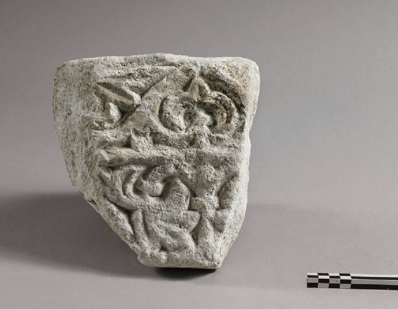 Capitello di semicolonna a un ordine con pigne? e palmetta trilobata al centro (capitello d'angolo) di Scultore - ambito lombardo (fine/inizio sec. XI)